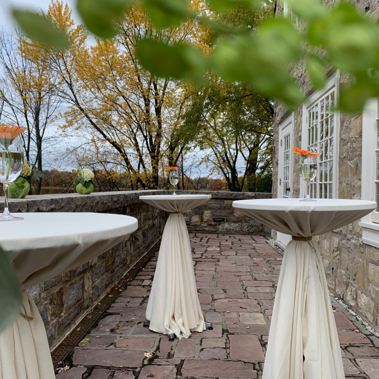 Photo de tables hautes dans le jardin